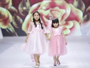 Mẫu nhí diện đầm tutu làm công chúa